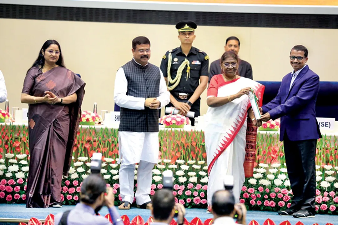   ଗୁରୁ ଦିବସ ଅବସରରେ ରାଷ୍ଟ୍ରପତି ‌ଦ୍ରୌପଦୀ ମୁର୍ମୁ ଶିକ୍ଷା ‌କ୍ଷେତ୍ରରେ ଉଲ୍ଲେଖନୀୟ ଅବଦାନ ପାଇଁ ୪୫ ଜଣ ଶିକ୍ଷକ ଓ ଶିକ୍ଷୟିତ୍ରୀଙ୍କୁ ଜାତୀୟ ଶିକ୍ଷକତା ପୁରସ୍କାର-୨୦୨୨ରେ ସମ୍ମାନିତ କରିଛନ୍ତି। ପୁରସ୍କୃତ ଶିକ୍ଷକମାନଙ୍କ ମଧ୍ୟରେ ଓଡ଼ିଶାରୁ ପୁରୀ ଜିଲ୍ଲା କନପୁର ସରକାରୀ ଉଚ୍ଚ ପ୍ରାଥମିକ ବିଦ୍ୟାଳୟର ଶିକ୍ଷକ ଈଶ୍ବର ଚନ୍ଦ୍ର ନାୟକ ରହିଛନ୍ତି। ଉତ୍ସବରେ  କେନ୍ଦ୍ର ଶିକ୍ଷା ମନ୍ତ୍ରୀ ଧର୍ମେନ୍ଦ୍ର ପ୍ରଧାନ, କେନ୍ଦ୍ର ଶିକ୍ଷା ରାଷ୍ଟ୍ରମନ୍ତ୍ରୀ ଅନ୍ନପୂର୍ଣ୍ଣା ଦେବୀ ଓ  ସୁବାସ ସରକାର  ଉପସ୍ଥିତ ଥିଲେ। 