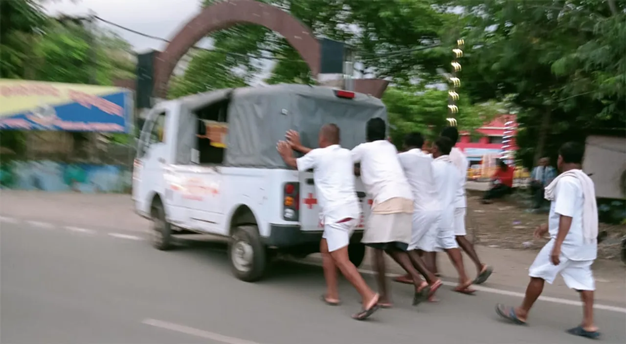 ଆମ୍ବୁଲାନ୍ସ ଠେଲିଲେ କଏଦୀ
