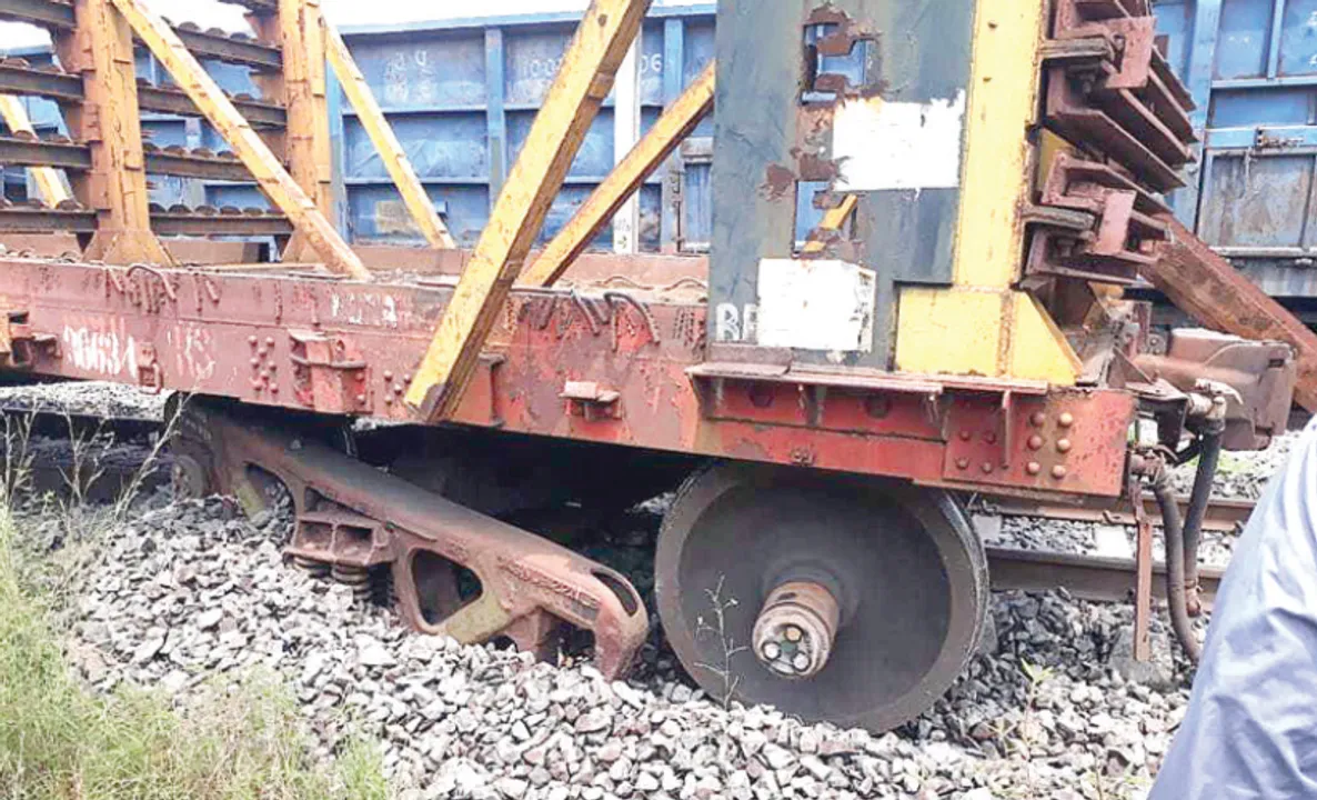  ମାଲବାହୀ ଟ୍ରେନ୍‌ ଲାଇନ୍‌ଚ୍ୟୁତ, ରେଳ ଚଳାଚଳ ୩ ଘଣ୍ଟା ପ୍ରଭାବିତ