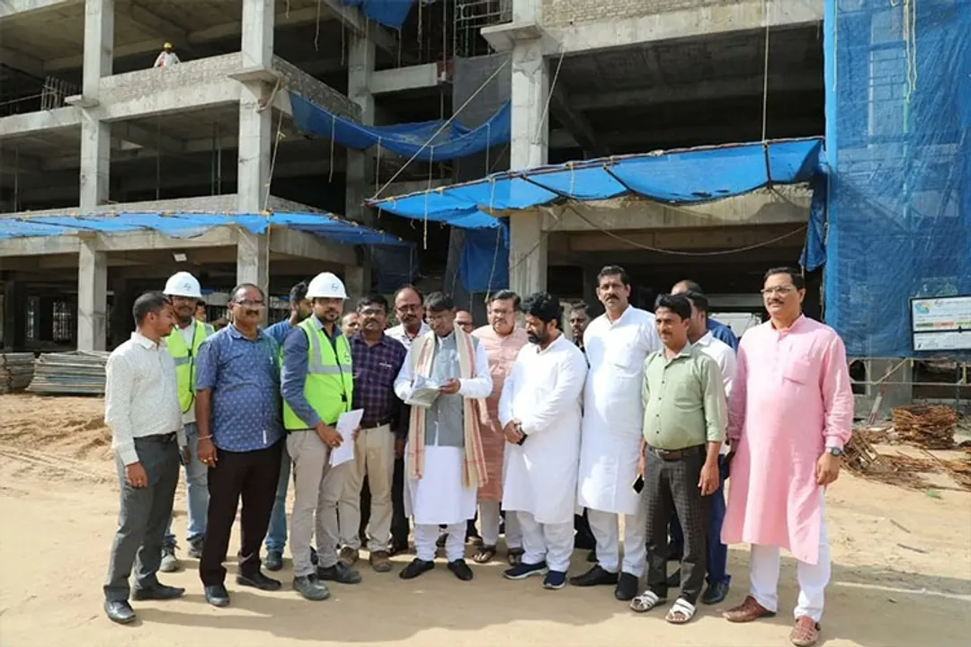  ମେଡିକାଲ କଲେଜ କାର୍ଯ୍ୟ ଦେଖିଲେ, ଦଳୀୟ କାର୍ଯ୍ୟକ୍ରମରେ ଯୋଗଦେଲେ