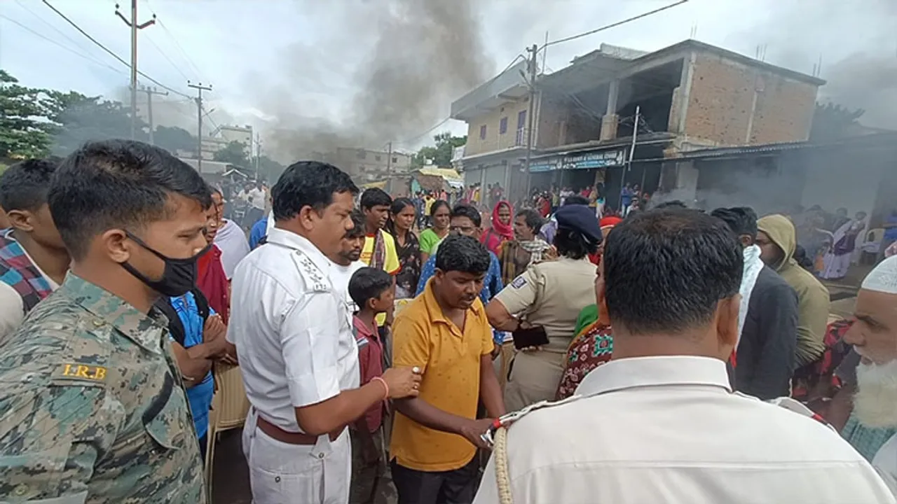  ଶ୍ମଶାନ ପାଇଁ ସ୍ଥାନ ଦାବିରେ କଫିନ ରଖି  ଟାୟାର ଜାଳି ରାସ୍ତାରୋକ