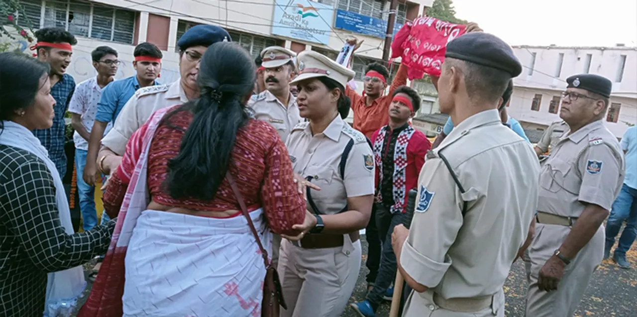  ଫ୍ଲାଇଓଭର ଲୋକାର୍ପଣ ବେଳେ କୋଶଳ ଓ ହୀରାଖଣ୍ଡ ରାଜ୍ୟ ସମର୍ଥକ ମୁହାଁମୁହିଁ
