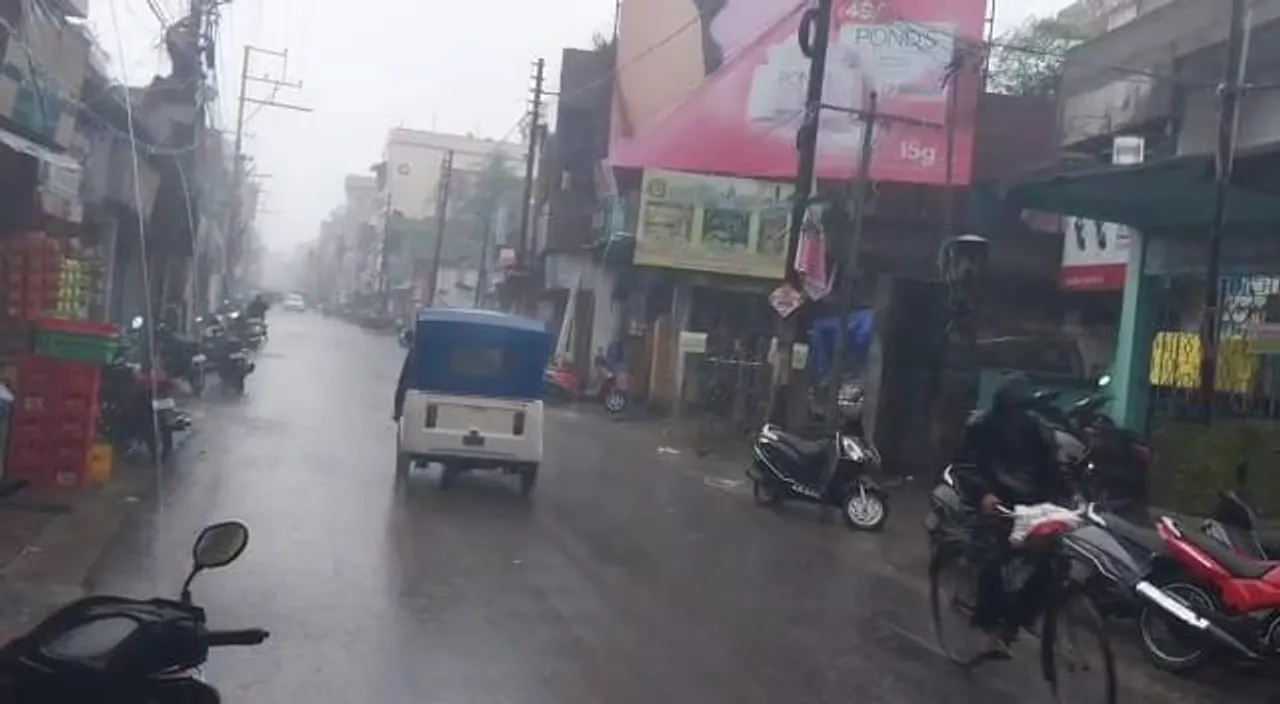  କଟକ ପୂଜା ଖୁସିରେ ବାଧକ ସାଜିଲା ବର୍ଷା, ଦିନ ତମାମ ମଣ୍ଡପରେ ଶ୍ରଦ୍ଧାଳୁଙ୍କ ଉପସ୍ଥିତି ହ୍ରାସ