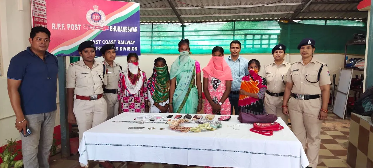  ଭୁବନେଶ୍ୱର ରେଳ ଷ୍ଟେସନରୁ ଛଅ ଜଣିଆ ମହିଳା ଚୋର ଗ୍ୟାଙ୍ଗ ଠାବ: ଚୋରି ସାମଗ୍ରୀ ଜବତ