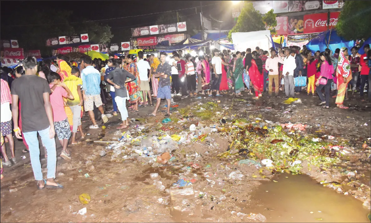  ପୂଜା‌ରେ ବି ସଫା କଲେନି, ସହର ସାରା ଆବର୍ଜନା