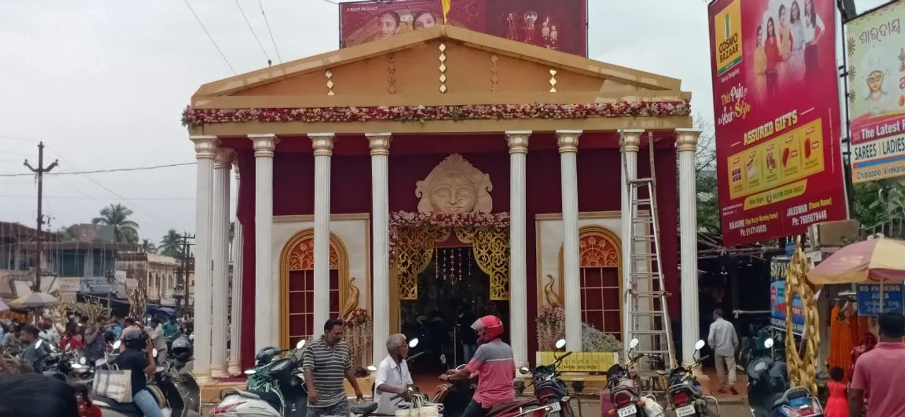  ଐତିହ୍ୟ ତୋରଣ ଭିତରେ ମା’ ଦୁର୍ଗାଙ୍କୁ ପୂଜା। (ଫଟୋ: ମନୋଜ ବିଶ୍ବାଳ, ବାଲେଶ୍ବର)