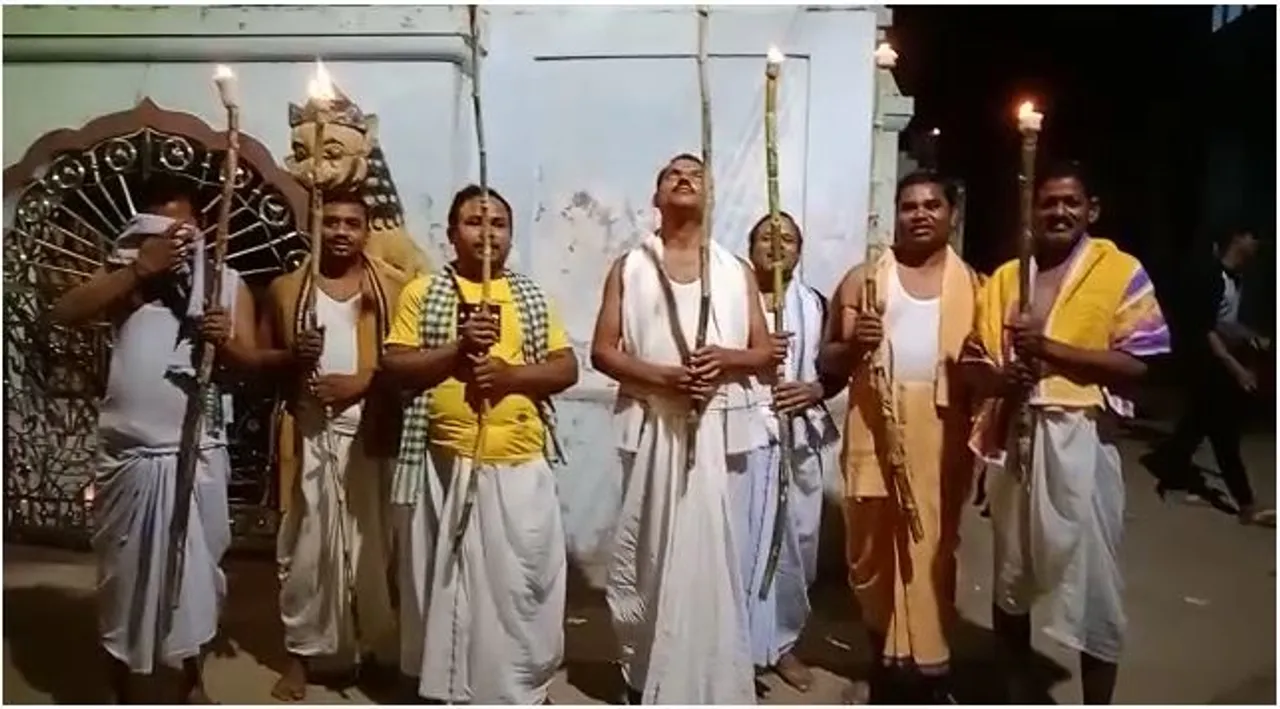  ନିଆରା ଢଙ୍ଗରେ ଦୀପାବଳି ପାଳିଲେ ମେହେର ସଂପ୍ରଦାୟର ଲୋକେ, ଆଲୋକ ଦେଖାଇ ପିତୃପୁରୁଷଙ୍କୁ ଦେଲେ ବିଦାୟ