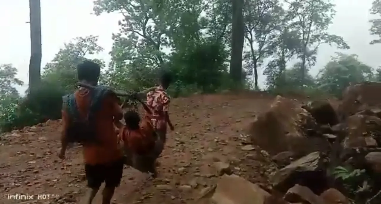  ଦୁର୍ଗମ ପାହାଡିଆ ଗାଁର ଦୁଃଖ: ଗାଁକୁ ଆମ୍ବୁଲେନସ ପହଞ୍ଚିପାରିଲା ନାହିଁ, କାଉଡିରେ ବୁହା ହେଲେ ରୋଗୀ