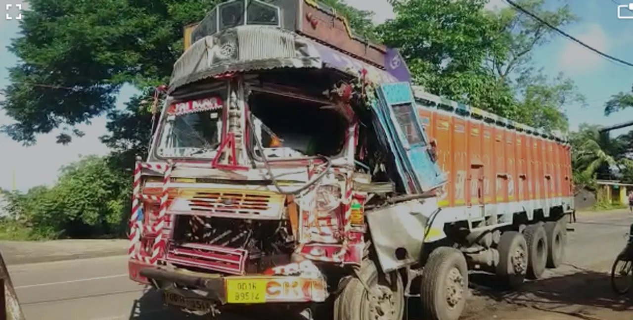  ତେଲ ଟ୍ୟାଙ୍କରକୁ ଧକ୍କା ଦେଲା ଟ୍ରକ୍: ଅଳ୍ପକେ ବର୍ତ୍ତିଲେ ଡ୍ରାଇଭର ଓ ଖଲାସୀ
