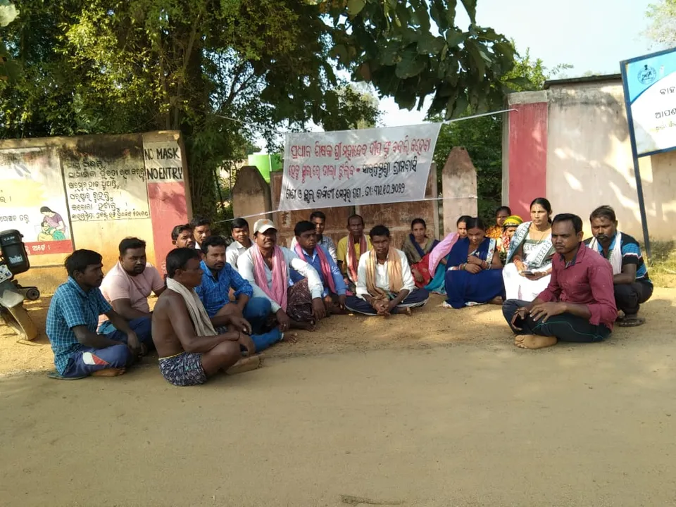  ପ୍ରଧାନଶିକ୍ଷକଙ୍କ ବଦଳି ଦାବିରେ ସାନ୍ତ ମୁଣ୍ଡା ସ୍କୁଲ ଗେଟରେ ତାଲା