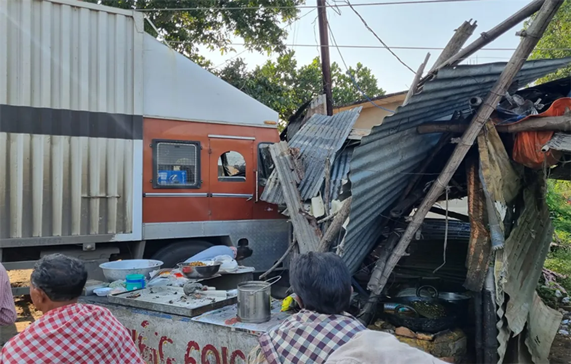  ହୋଟେଲ ଉପରକୁ ମାଡ଼ି ଗଲା କଣ୍ଟେନର୍