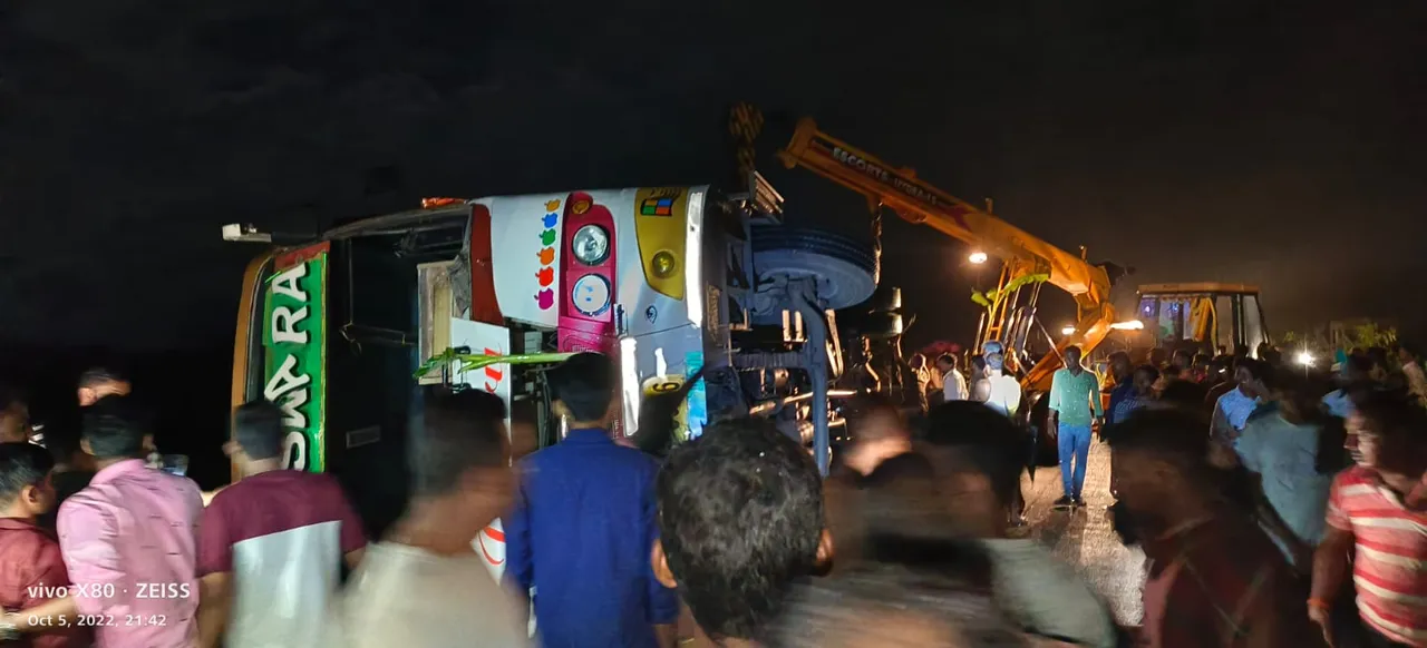  ଦଶହରାରେ କାଳ ହେଲା କାଳେଶ୍ବର: ଘରୋଇ ଯାତ୍ରୀବାହୀ ବସ୍‌ ଓଲଟିଲା; ବ୍ୟାଙ୍କ ମ୍ୟାନେଜର ମୃତ, ୩ଗୁରୁତର
