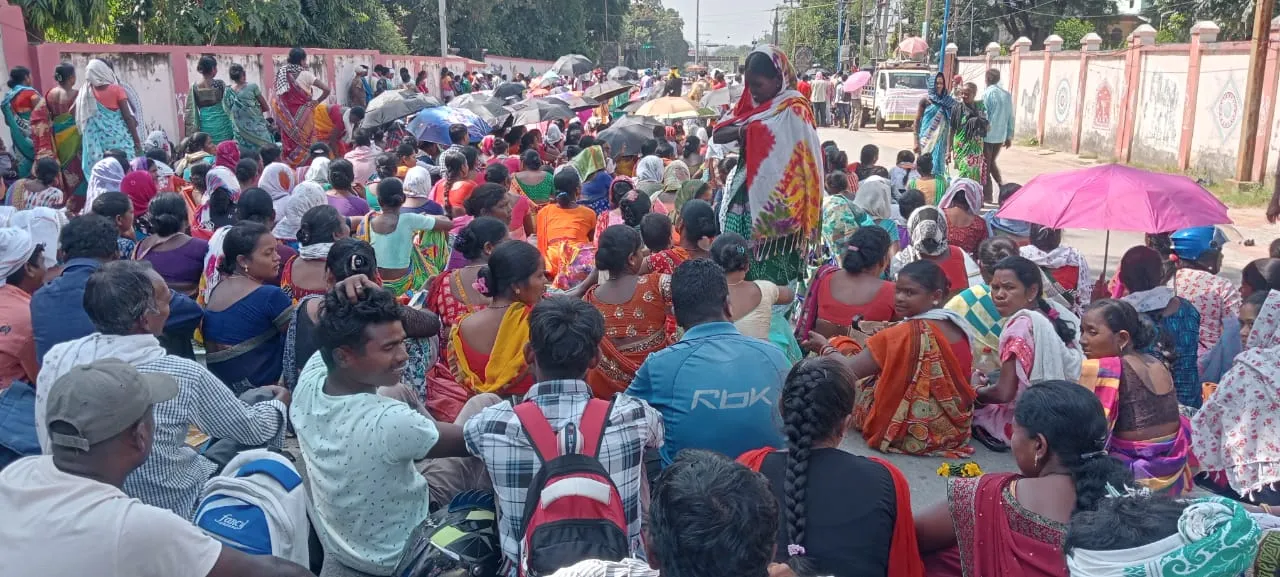  ବେଆଇନ ଜମି ଅଧିଗ୍ରହଣକୁ ବିରୋଧ: ପଦଯାତ୍ରାରେ ଆସି ବିସ୍ଥାପିତ ଗର୍ଜିଲେ, ଆସିଲେନି ଜିଲ୍ଲାପାଳ