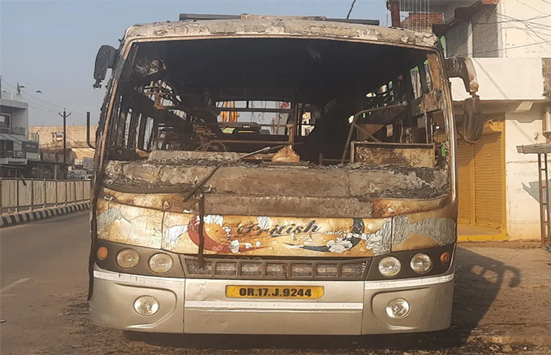  ମାଲିକ ଘର ସମ୍ମୁଖରେ ଥିବା ବସ୍‌ରେ ନିଆଁ ଲଗାଇଲେ ଦୁର୍ବୃତ୍ତ