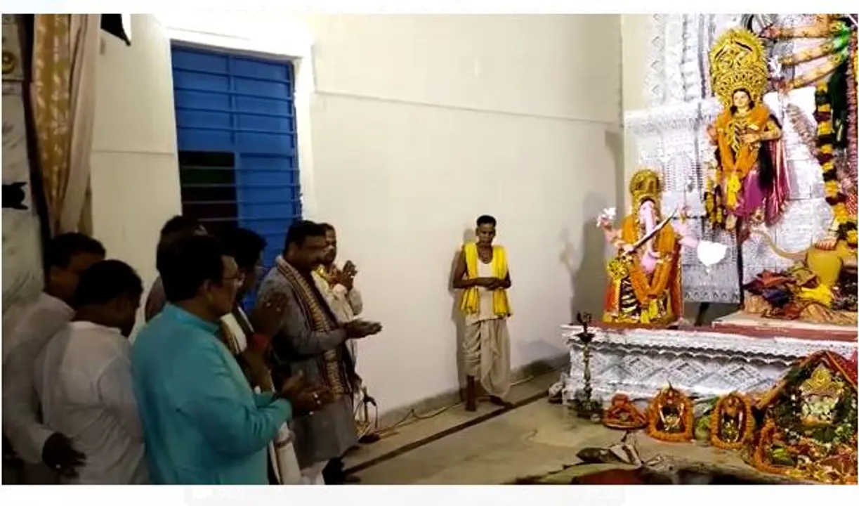  ଭୁବନେଶ୍ବରରେ ଦୁର୍ଗାମଣ୍ଡପ ବୁଲିଲେ କେନ୍ଦ୍ରମନ୍ତ୍ରୀ ପ୍ରଧାନ, ମା’ଙ୍କଠୁ ନେଲେ ଆଶୀର୍ବାଦ