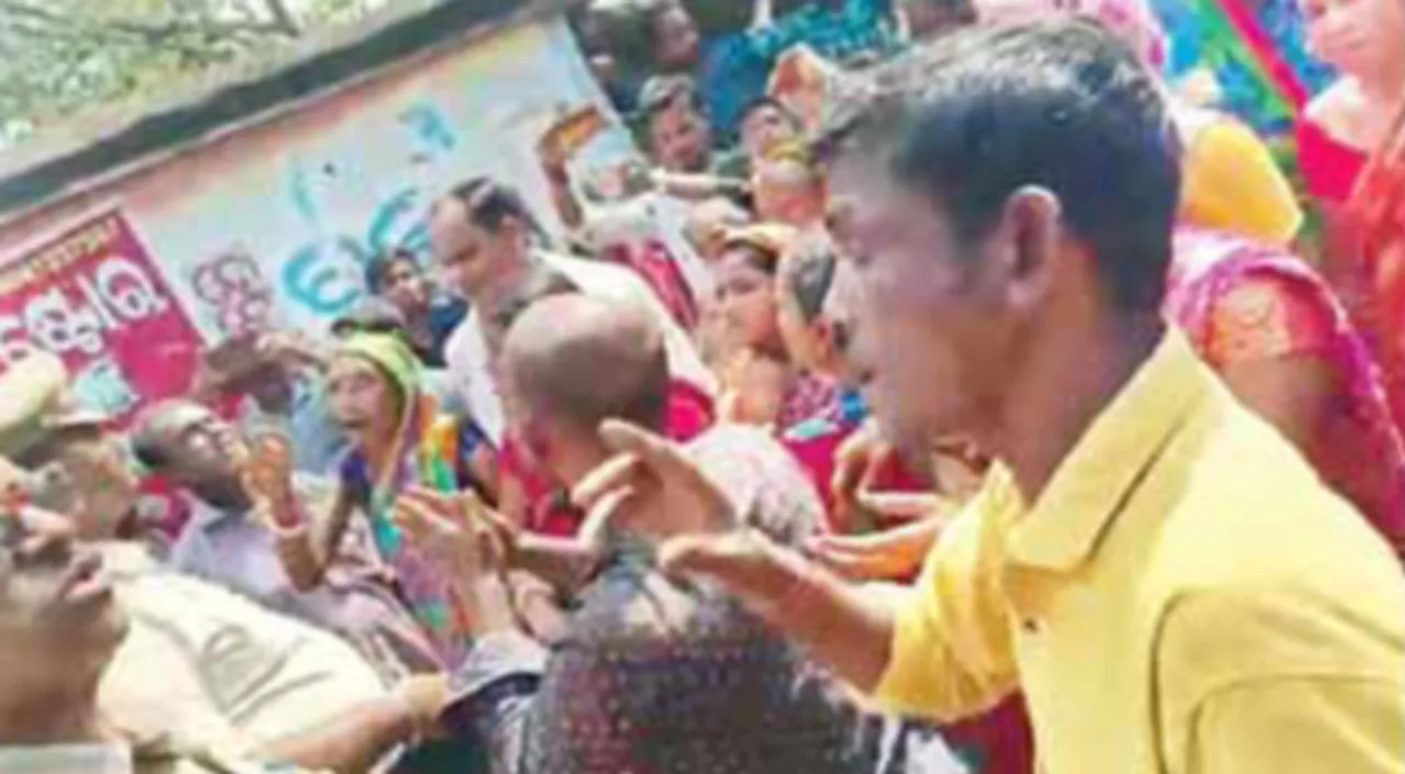 ମନ୍ତ୍ରୀ ଅତନୁଙ୍କ ଗାଡ଼ି ଘେରିଲେ ମହିଳା, ଉଦ୍‌ଘାଟନ କାର୍ଯ୍ୟକ୍ରମକୁ ବାଇକ୍‌ରେ ଗଲେ