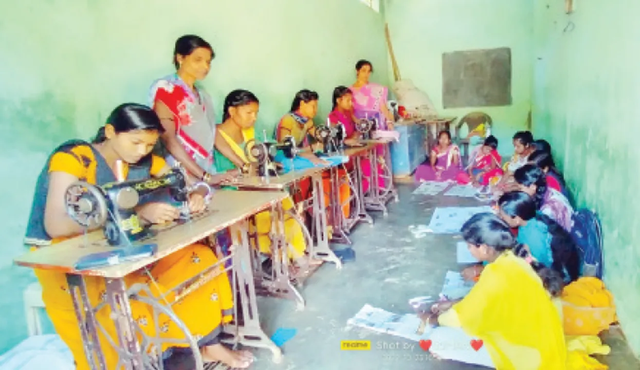  ସିଲେଇ କେନ୍ଦ୍ର ଦେଇଛି ରୋଜଗାର, ୩୦ରୁ ଊର୍ଦ୍ଧ୍ବ ମହିଳାଙ୍କୁ ସ୍ବାବଲମ୍ବୀ କରିଛନ୍ତି ରଞ୍ଜିତା