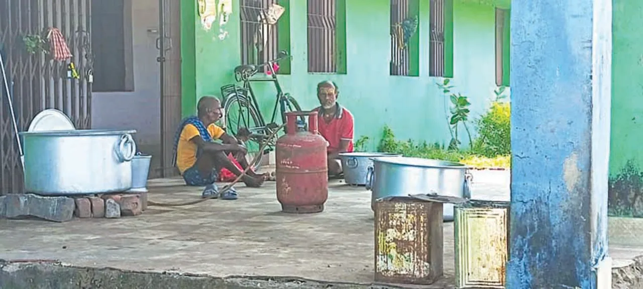  କଙ୍ଗାରୁକୋର୍ଟ: ଗାଁ ଛାଡ଼ି ଦେଢ଼ବର୍ଷ ହେଲା ଯାତ୍ରୀନିବାସରେ ରହୁଛନ୍ତି ୨୦ ପରିବାର