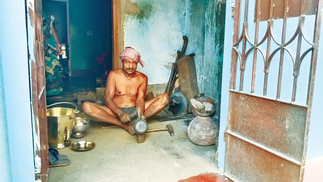  ଦୁର୍ଦ୍ଦିନରେ କଂସା ପିତଳ କାରିଗର: ଆଗଭଳି ଆଉ ଶୁଭୁନାହିଁ ଠୁକ୍‌ଠୁକ୍‌ ଶବ୍ଦ, ବନ୍ଦ ହେବା‌କୁ ବସିଲାଣି ଶାଳଘର