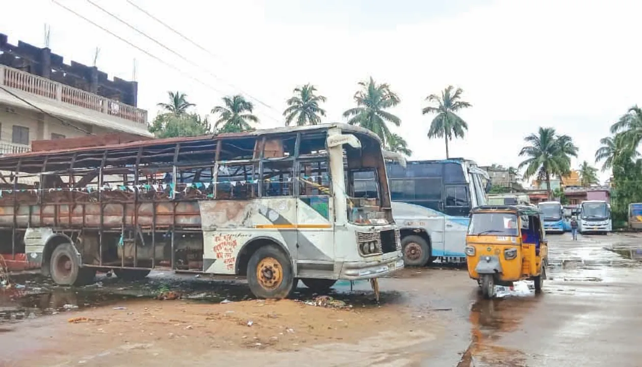  ଅଚଳ ଗାଡ଼ି କବ୍‌ଜାରେ ବସ୍‌ଷ୍ଟାଣ୍ଡ୍‌