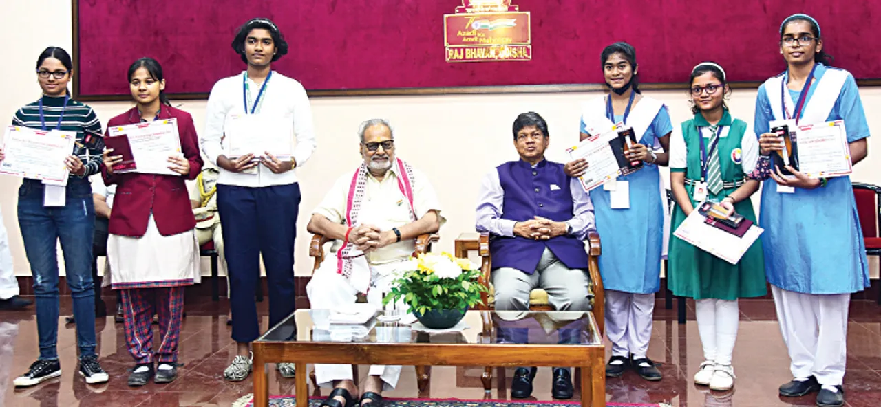  ରାଜଭବନରେ ରବିବାର ଅନୁଷ୍ଠିତ ପୁରସ୍କାର ବିତରଣ ଉତ୍ସବରେ ରାଜ୍ୟପାଳ ପ୍ରଫେସର ଗଣେଶୀ ଲାଲ ଓ ‘ସମ୍ବାଦ’ ସମ୍ପାଦକ ସୌମ୍ୟରଂଜନ ପଟ୍ଟନାୟକଙ୍କ ସହ ଭୁବନେଶ୍ବରର କୃତୀ ପ୍ରତିଯୋଗୀ। 