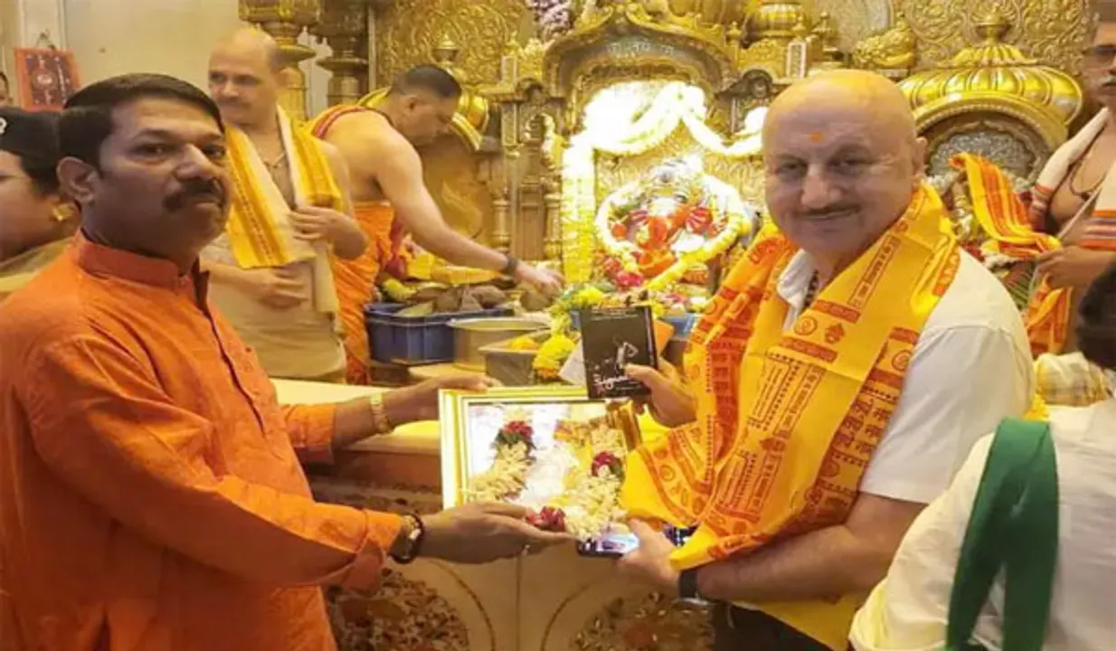  ‘ଦ କଶ୍ମୀର ଫାଇଲ୍ସ’କୁ ନେଇ ବିବାଦ ଚାଲିଥିବା ବେଳେ ସିଦ୍ଧି ବିନାୟକ ମନ୍ଦିର ପହଞ୍ଚି ଅନୁପମ ଖେର କହିଲେ ଏଭଳି କଥା…
