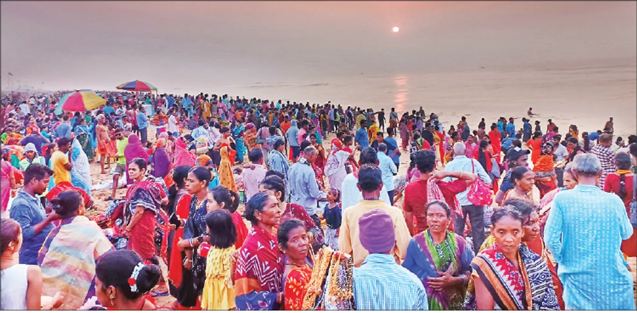  କାର୍ତ୍ତିକ ପୂର୍ଣ୍ଣିମା ସୂର୍ଯ୍ୟୋଦୟ ସମୟରେ ପୁରୀ ବେଳାଭୂମିରେ ଶ୍ରଦ୍ଧାଳୁଙ୍କ ଭିଡ଼