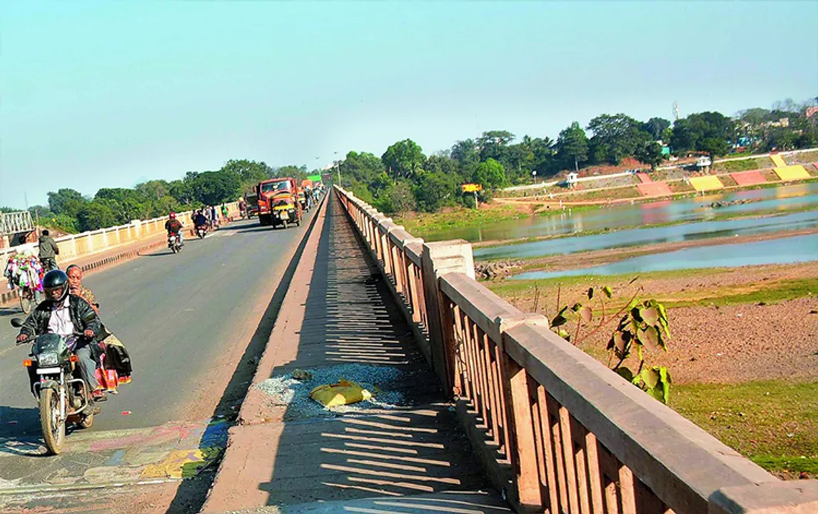  ଦୁଇ ବ୍ରିଜ୍‌କୁ ବିପଦ, ମନଇଚ୍ଛା ବେଆଇନ ବାଲି ଉତ୍ତୋଳନ