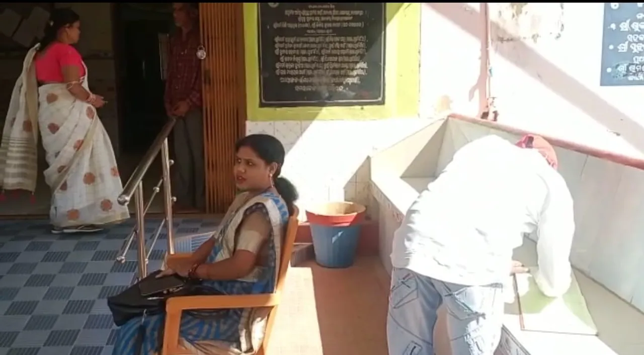  ଗେଟ୍‌ ସାମ୍ନାରେ ଚୌକି ପକାଇ ବସିଲେ, ଉପସ୍ଥାନ ପଞ୍ଜୀକରଣ ଧରି କର୍ମଚାରୀଙ୍କୁ ଜଗିଲେ ପୌର ଅଧ୍ୟକ୍ଷା