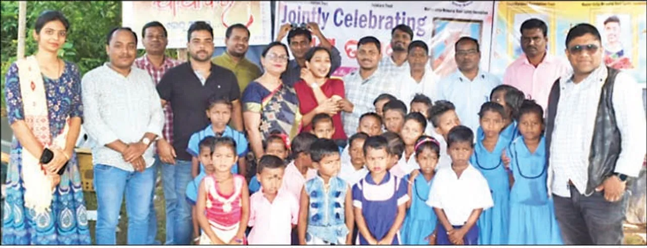  ଆଦିବାସୀ ପିଲାଙ୍କ ସହ ପାଳିଲେ ଶିଶୁ ଦିବସ