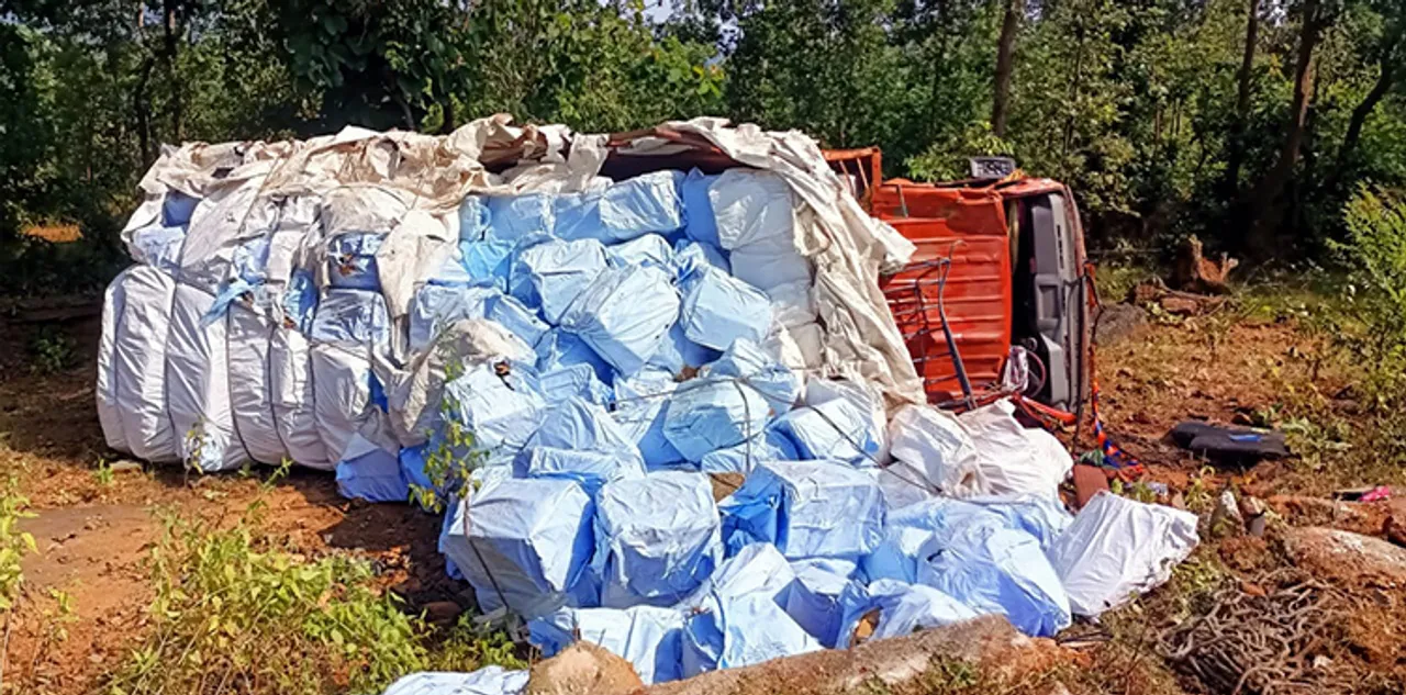  ଗୁଟ୍‌ଖା ବୋଝେଇ ଗାଡ଼ି ଓଲଟିଲା