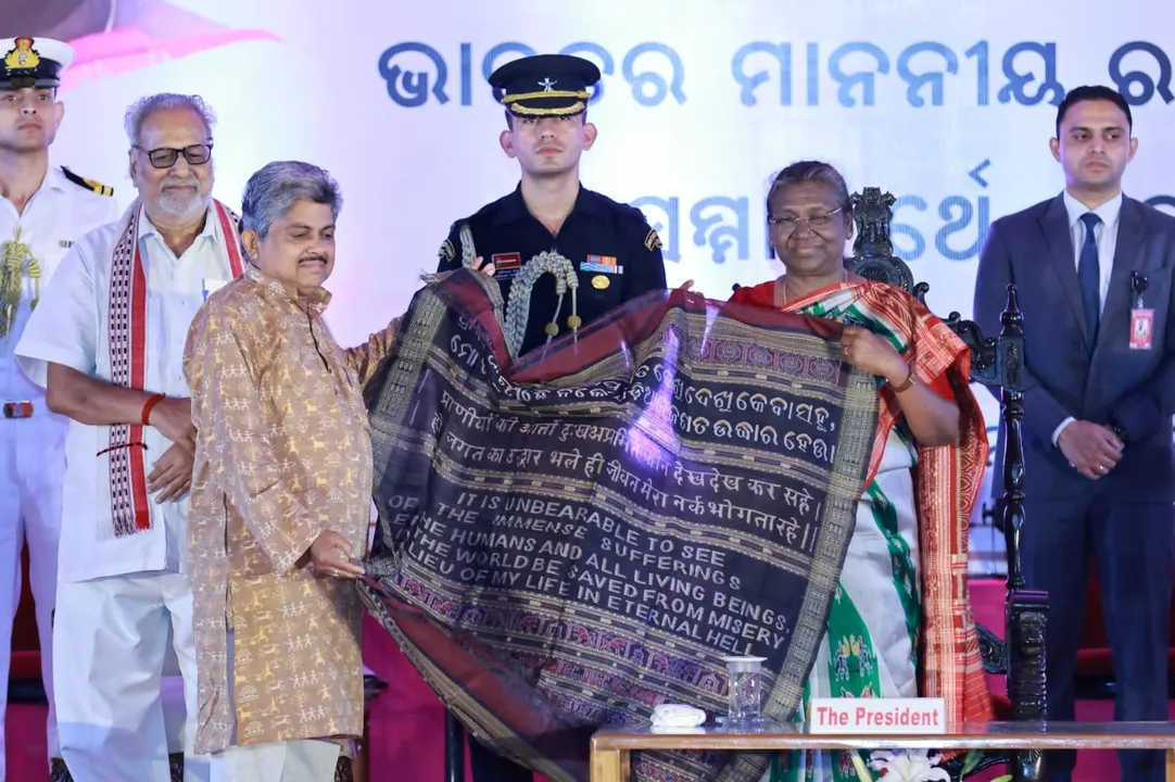  ରାଷ୍ଟ୍ରପତି ଦ୍ରୌପଦୀ ମୁର୍ମୁଙ୍କୁ ୱାଲ୍‌ ହ୍ୟାଂଗିଂଗ୍‌ ପ୍ରଦାନ କରୁଛନ୍ତି ବାନ୍ଧଶିଳ୍ପୀ ଡ. ସୁରେନ୍ଦ୍ର ମେହେର।