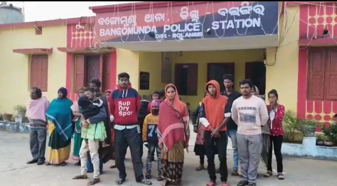  ବେଆଇନ ଭାବେ ରାଜ୍ୟ ବାହାରକୁ ଚାଲାଣ ହେଉଥିବା ୨୫ ଦାଦନ ଶ୍ରମିକକୁ ଉଦ୍ଧାର କଲା ବଙ୍ଗୋମୁଣ୍ଡା ପୁଲିସ