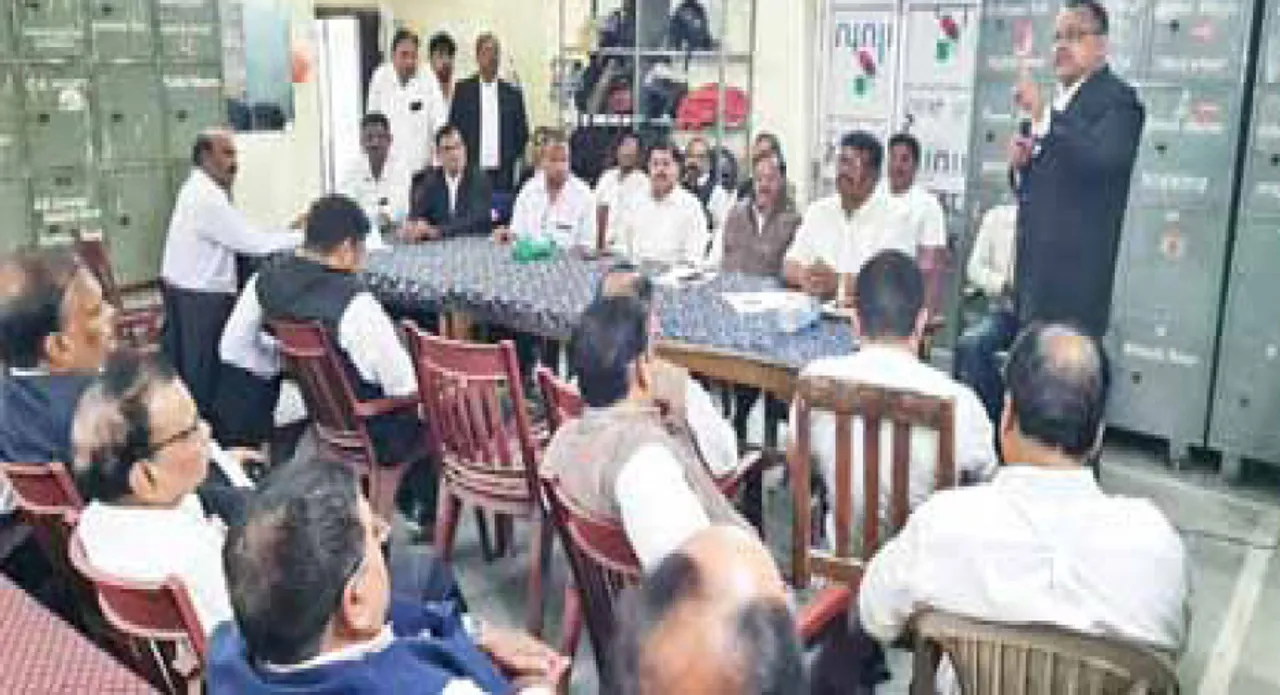  ‘କୋର୍ଟ ବର୍ଜନ ଆନ୍ଦୋଳନ ଜାରି ରହିବ’: ଜଣକୁ ନିଲମ୍ବନ କଲେ ୧୬୦୦ ଆଇନଜୀବୀ ଲାଇସେନ୍ସ ସ‌ମର୍ପଣ କରିବେ
