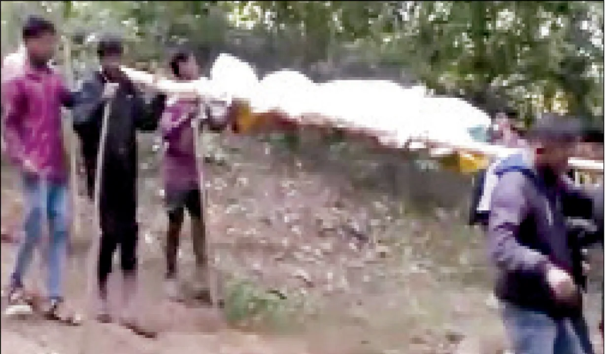  କନ୍ଧମା‌ଳରେ ରାସ୍ତା ଯନ୍ତ୍ରଣା: ଚିକିତ୍ସା ପାଇଁ ୫ କିଲୋମିଟର କାନ୍ଧରେ ବୋହିଥିଲେ, ମୃତ୍ୟୁ ପରେ ବି ବୋହିଲେ
