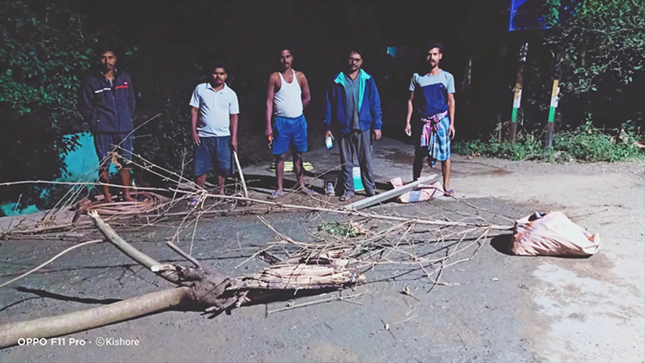  ରାସ୍ତା ମରାମତି କଲେ ଗାଁ ଯୁବକ