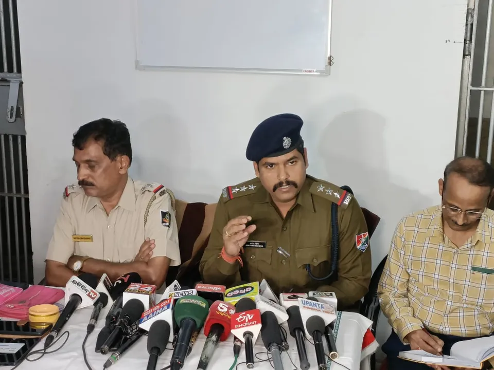  ଟ୍ରେନ ଯାତ୍ରୀଙ୍କୁ ଆକ୍ରମଣ ଓ ଲୁଟ୍: ୨ ଗିରଫ, ୧୦ ମୋବାଇଲ ଓ ସୁନା ଚେନ ଜବତ