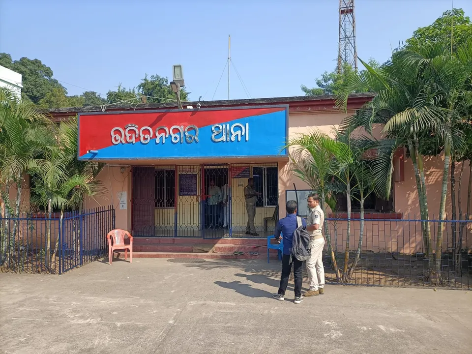  ସ୍ପଷ୍ଟ ଦିବାଲୋକରେ ବନ୍ଧୁକ ଦେଖାଇ ୧୪.୯୩ ଲକ୍ଷ ଲୁଟ୍