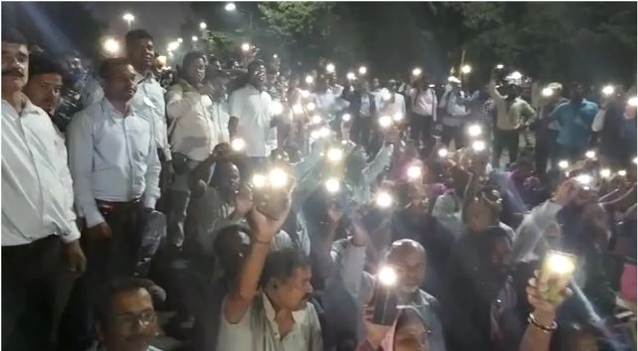  ଭୁ‌ବନେଶ୍ବର ଲୋୟର ପିଏମ୍‌ଜିରେ ମୋବାଇଲ୍‌ ଲାଇଟ୍‌ ଜାଳି ଶିକ୍ଷକଙ୍କ ପ୍ରଦର୍ଶନ।