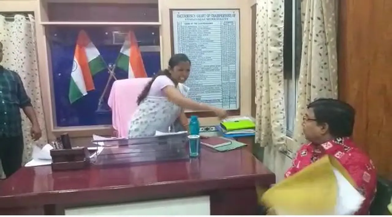  ଫାଇଲ ଫୋପାଡ଼ିବା ଭିଡିଓ ଭାଇରାଲ: ନିର୍ବାହୀ ଅଧିକାରୀଙ୍କୁ ବ୍ୟାସନଗରରୁ ଖଣ୍ଡପଡ଼ା ଏନ୍ଏସିକୁ ବଦଳି