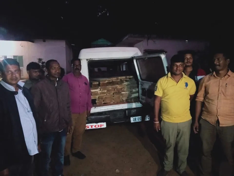  ବୋଲେରୋରେ ଚୋରା କାଠ ଚାଲାଣ ବେଳେ ପଛରୁ ଗୋଡାଇ ଧରିଲା ବନ ବିଭାଗ