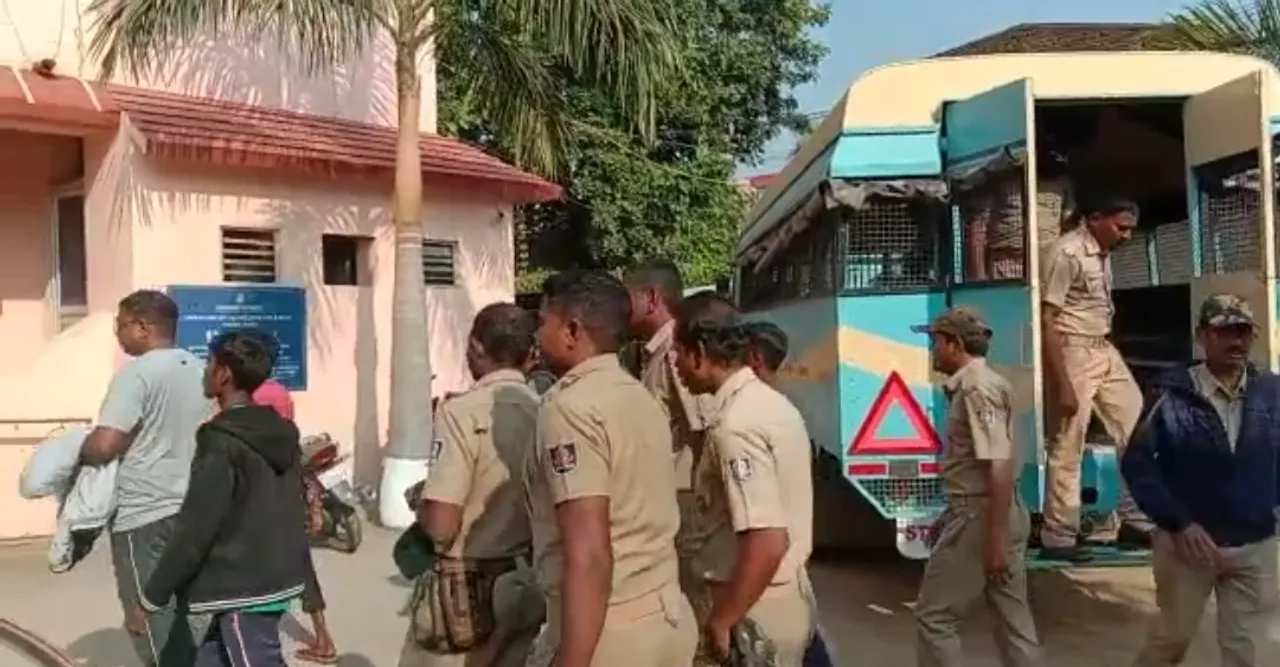  କ୍ଷତିପୂରଣ ଦାବି କରି କୋତାମେଟାରେ ରାସ୍ତାରୋକ ଘଟଣା, ୪ଜଣଙ୍କୁ ବାନ୍ଧିଲା ପୁଲିସ
