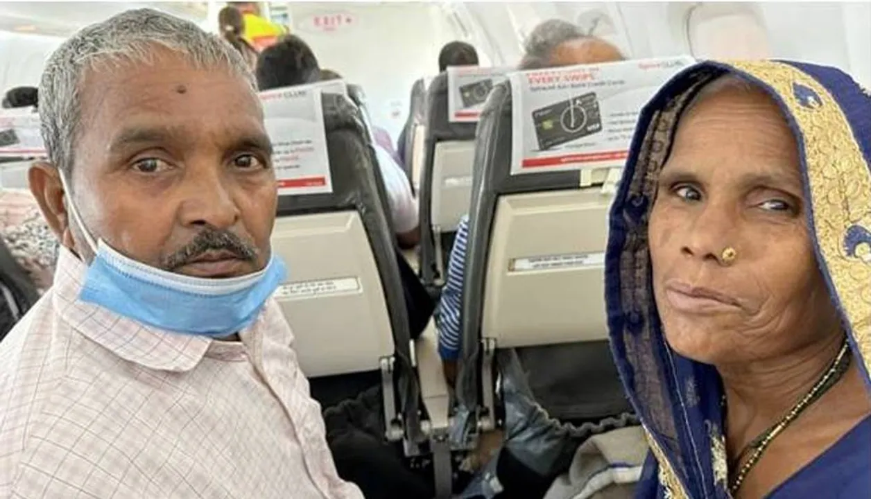  ପ୍ରଥମଥର ପାଇଁ ବିମାନରେ ଯାତ୍ରା କରୁଥିବା ବୃଦ୍ଧ ଦମ୍ପତିଙ୍କୁ ଏପରି ସାହାଯ୍ୟ କଲେ ଏହି ବ୍ୟକ୍ତି