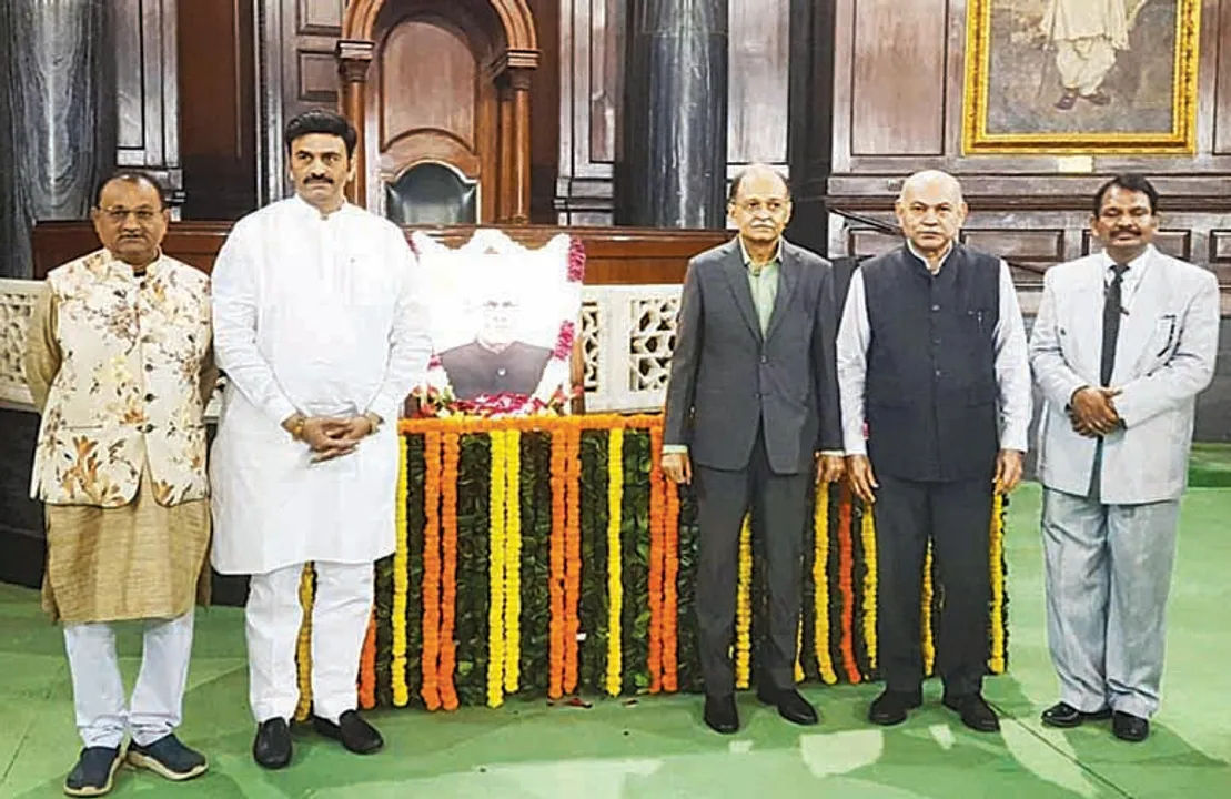  ସଂସଦରେ ରବି ରାୟଙ୍କ ପ୍ରତିମୂର୍ତ୍ତିରେ ମାଲ୍ୟାର୍ପଣ