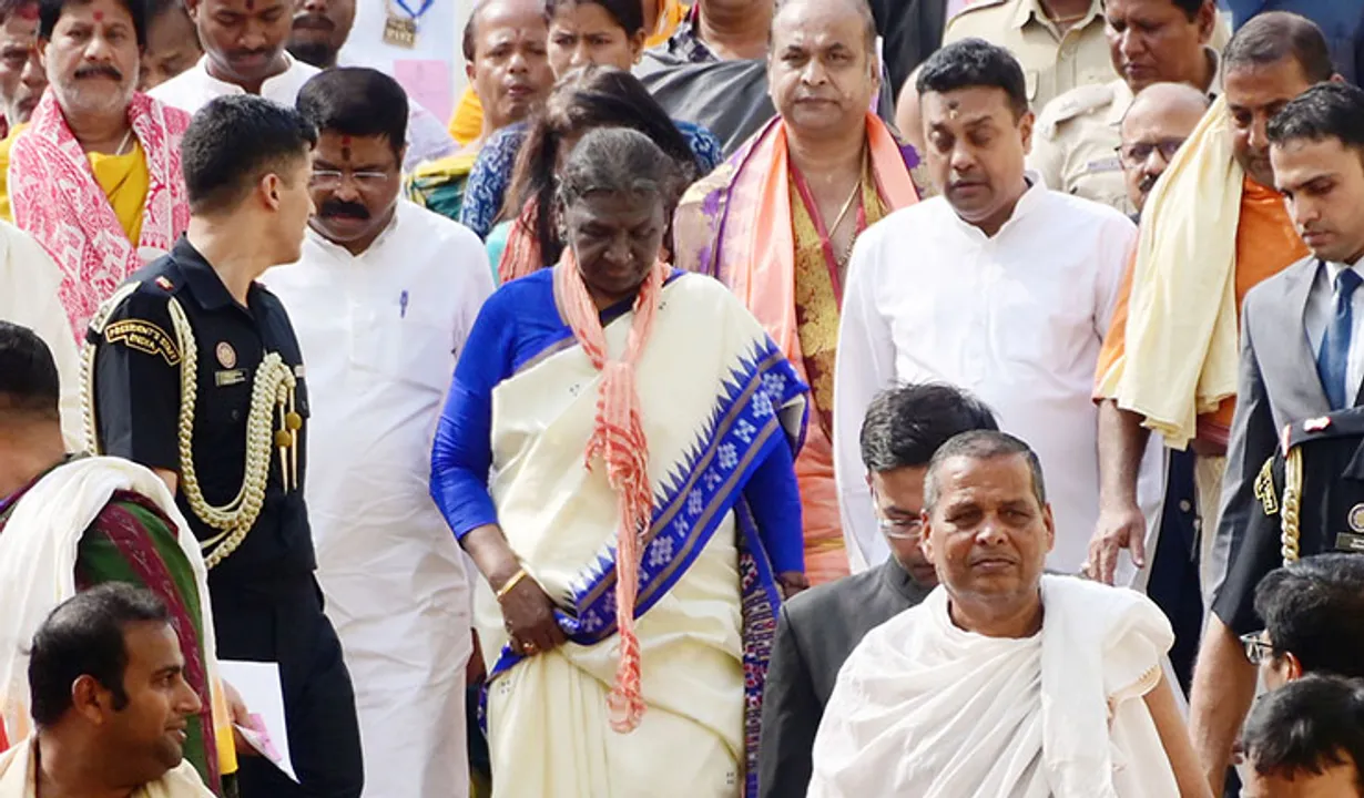  ଲାଗି ହେଲା ୧୪ ହାତ ପତିତପାବନ ବାନା, ଲକ୍ଷେ ତୁଳସୀର ମାଳ, ୧୨ ହାତର ପଦ୍ମମାଳ