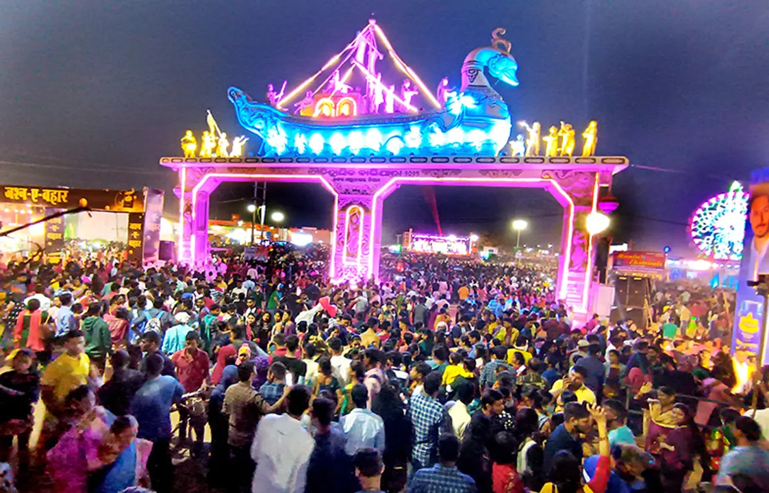  ବାଲିଯାତ୍ରା ପଡ଼ିଆ ପାଲଟିଲା ଜନସମୁଦ୍ର