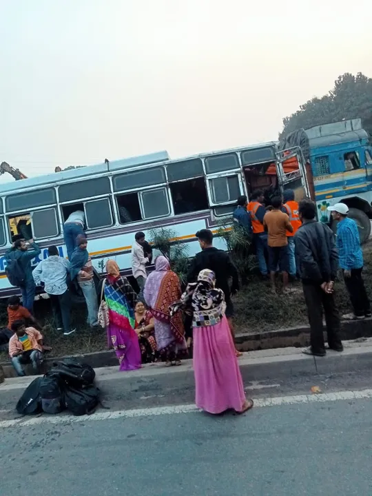  ସମ୍ବଲପୁର-ଝାରସୁଗୁଡ଼ା ରାସ୍ତାର ଖିଣ୍ଡା ଛକରେ ବସକୁ ପିଟିଲା ଟ୍ରକ୍; ଜଣେ ମୃତ, ୧୦ରୁ ଅଧିକ ଆହତ