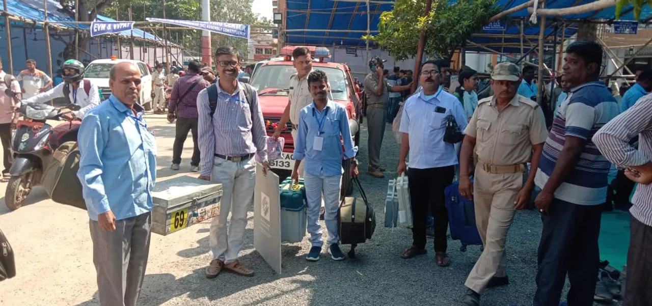  ଧାମନଗର ଉପନିର୍ବାଚନ ଲାଗି ବୁଥ୍ ଅଭିମୁଖେ କର୍ମଚାରୀ