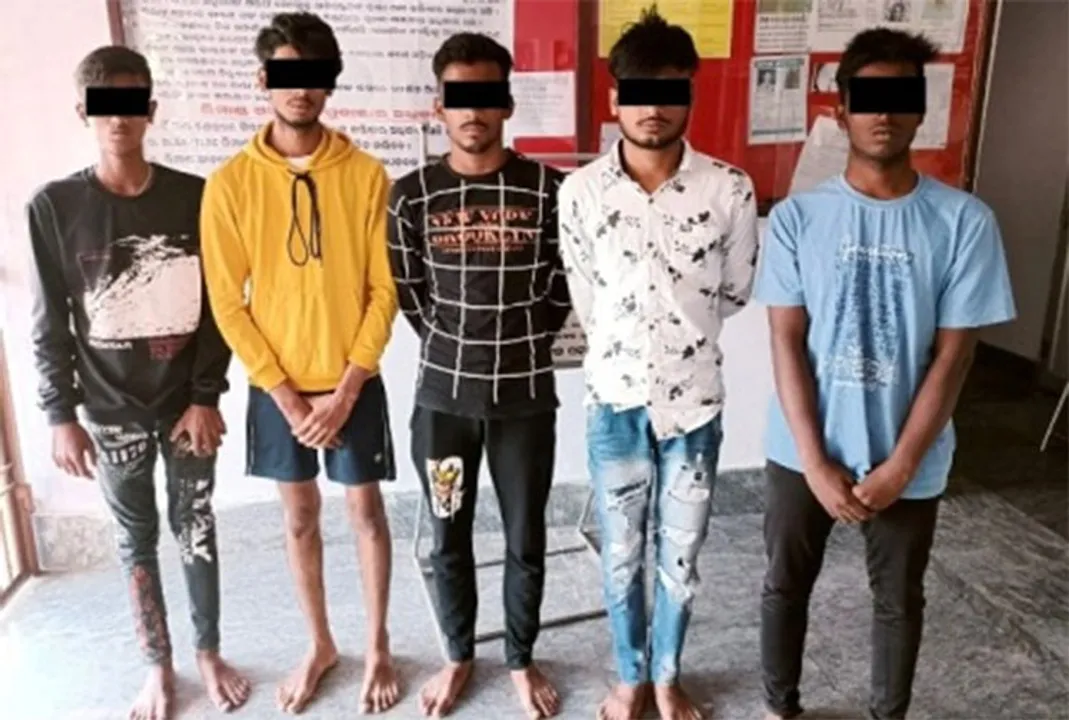  ଶିକ୍ଷାନୁଷ୍ଠାନରେ  ଲଜ୍ଜା: ବିନାୟକ ଆଚାର୍ଯ୍ୟ କଲେଜ ନବାଗତାଙ୍କ ରାଗିଂ ଭିଡିଓ ଭାଇରାଲ୍