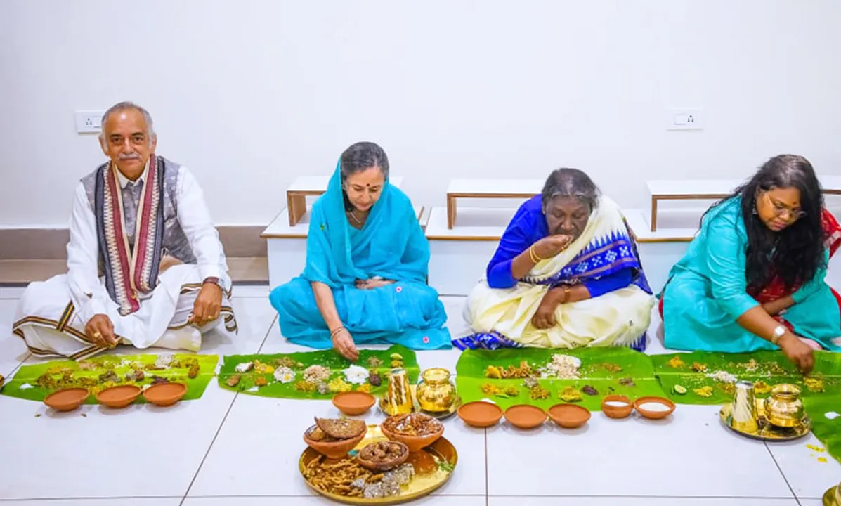  ରାଷ୍ଟ୍ରପତି ଦ୍ରୌପଦୀ ମୁର୍ମୁ କଦଳୀ ପତ୍ରରେ ଖାଇଲେ ମହାପ୍ରସାଦ; ନୂଆ କଂସା ବାସନ, ପିଢ଼ା ତୁଚ୍ଛ ପାଲଟିଲା